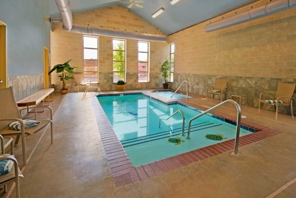 15 tolle Ideen für ein cooles Schwimmbad im Haus