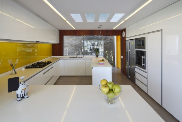 küchenraum einrichten- ideen hochglanz gelbe Rückwand-Decken Lichtleisten