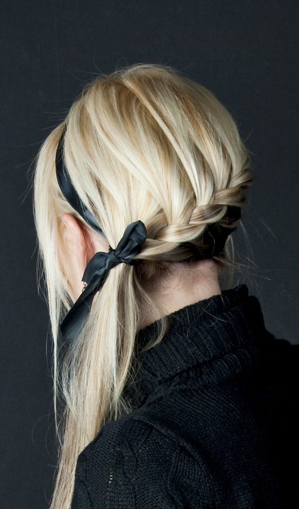 haare-flechten zu einem zopf-frisur ideen mit schwarzem-haarband styling