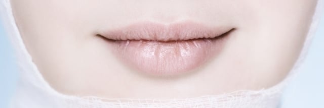 lippen-op-plastische-chirurgie-frau-verjungen