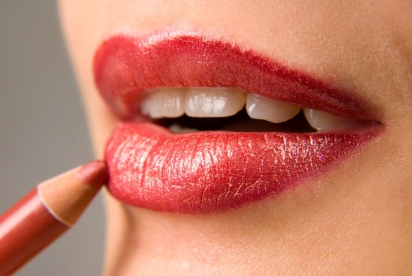 lippen-richtig-schminken-mit-stift-rot