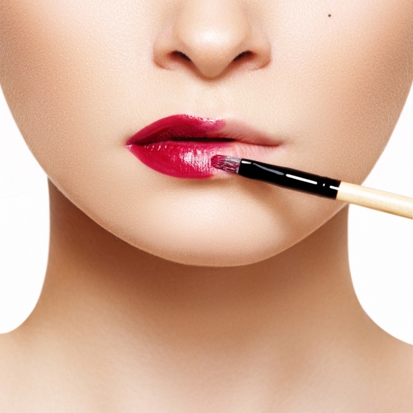 lippen-schminken-richtig-konture-rot-pinsel