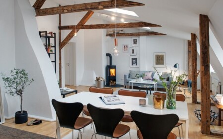 loft-wohnung-kamin-freiliegende-holz-deckenbalken-schwarz-weiß-kontraste