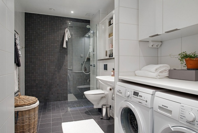 waschraum waschmaschine badezimmer geräumig duschkabine korb wäsche