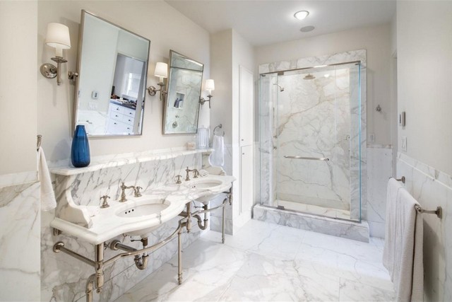 luxuriöses Badezimmer Marmor Wand Verkleidung Bodenbelag zwei Waschtische Messing Armaturen