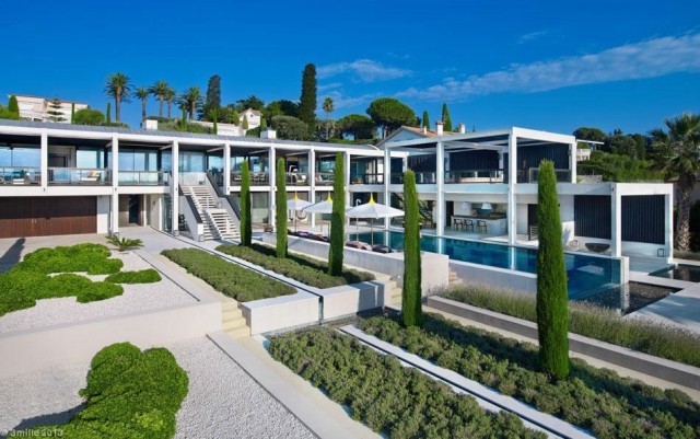 luxus-ferienvilla frankreich pool bereich bodendecker thuja