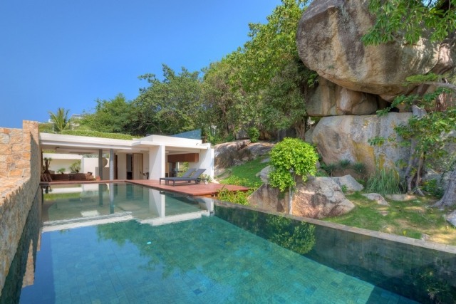 luxus-ferienvilla mit pool-wald-felsen-umgeben