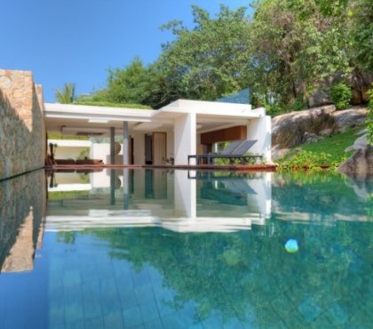 luxus-ferienvilla-thailand-pool-ueberdachte-terrasse
