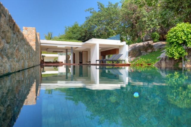 luxus-ferienvilla thailand-pool-ueberdachte-terrasse