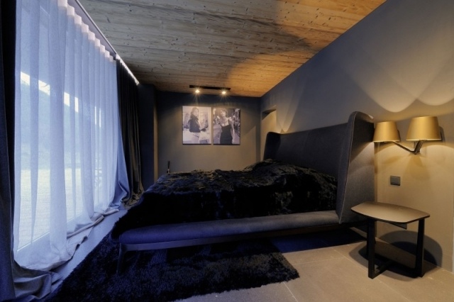 luxus schlafzimmer klein schwarzes bett holz decke schiere gradinen