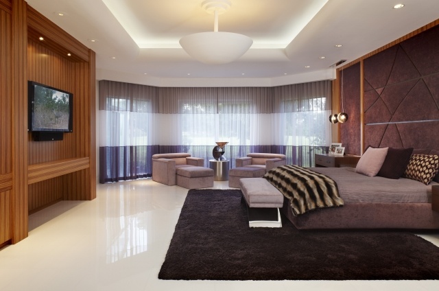 luxus schlafzimmer lila wandpolsterung weiß hochglanz boden