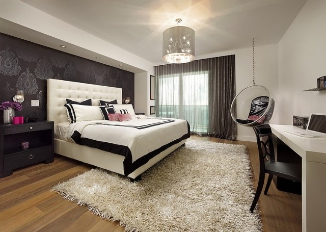 luxus schlafzimmer-wandgestaltung-lila-tapeten-barockmuster-shaggy-teppich