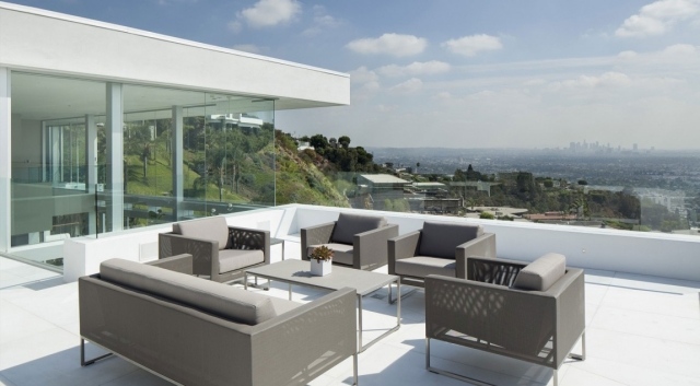 luxushaus sonnenterrasse terrassenmöbel grau glasfenster