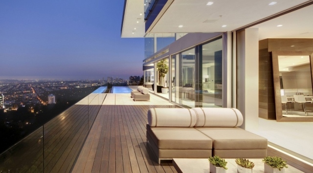 modernes luxushaus terrasse sonnenliegen glas schiebetüren geländer