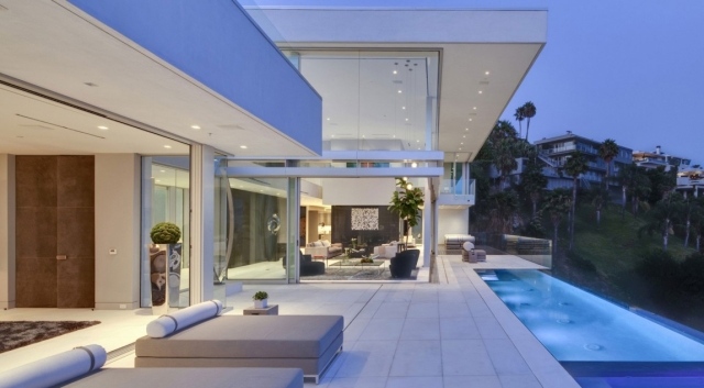 luxushaus weiß fassade terrasse pool nachtbeleuchtung