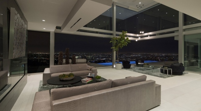luxushaus wohnzimmer grosse fensterfronten nacht panorama