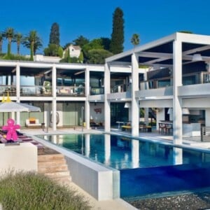 luxusvilla-pool-bereich-sonnenliegen-design-glaswand