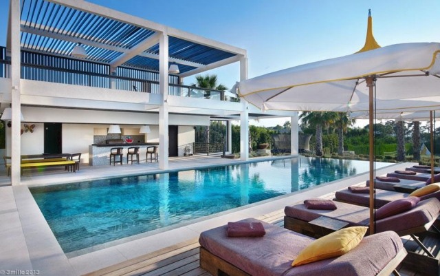 luxusvilla pool bereich sonnenliegen holz verstellbar sonnenschirme