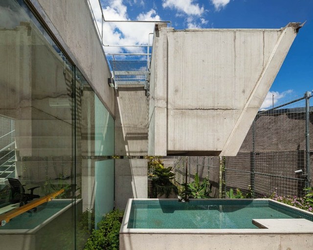 mehrere Bauvolumen Beton Pool Glas Fassade moderne minimalistische Architektur