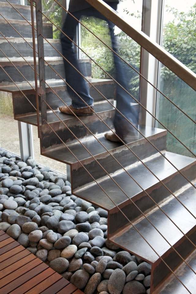 metall-treppe-design-industriell-stil-kiessteine