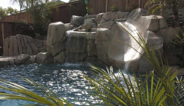 miami-pool-wasserfall-speziell-rutsche