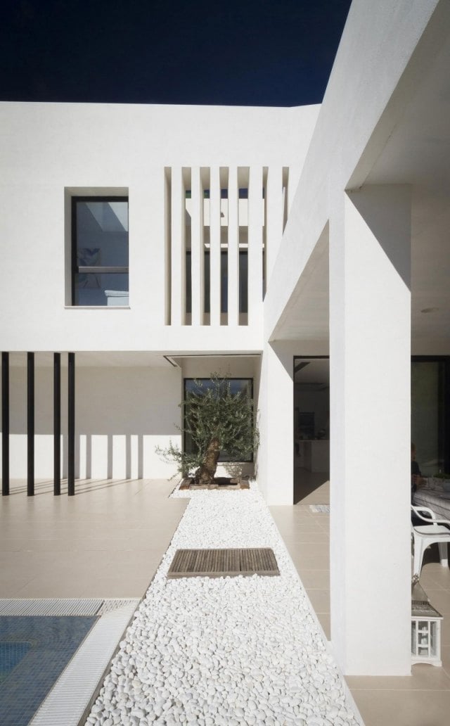 moderne architektur-weißes haus mit flachdach eingangsbereich-wege gestalten