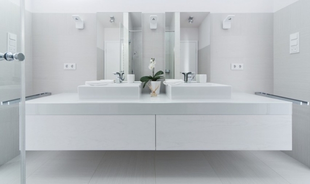 minimalistisches badezimmer-waschbeckentisch modernes ambiente weiss