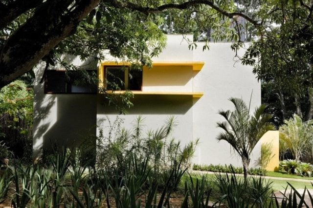Architektenhaus-brasilien cobogo-ney lima weiße-fassade gerade-linien