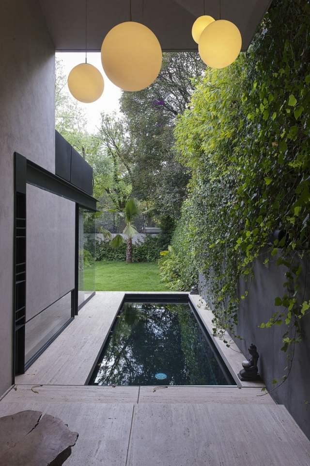 Ideen kleiner Pool im Garten Betonmauer Grasfläche