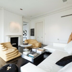 moderne Wohnung in London einrichten dunkler Dielenboden Kamin Raumteiler