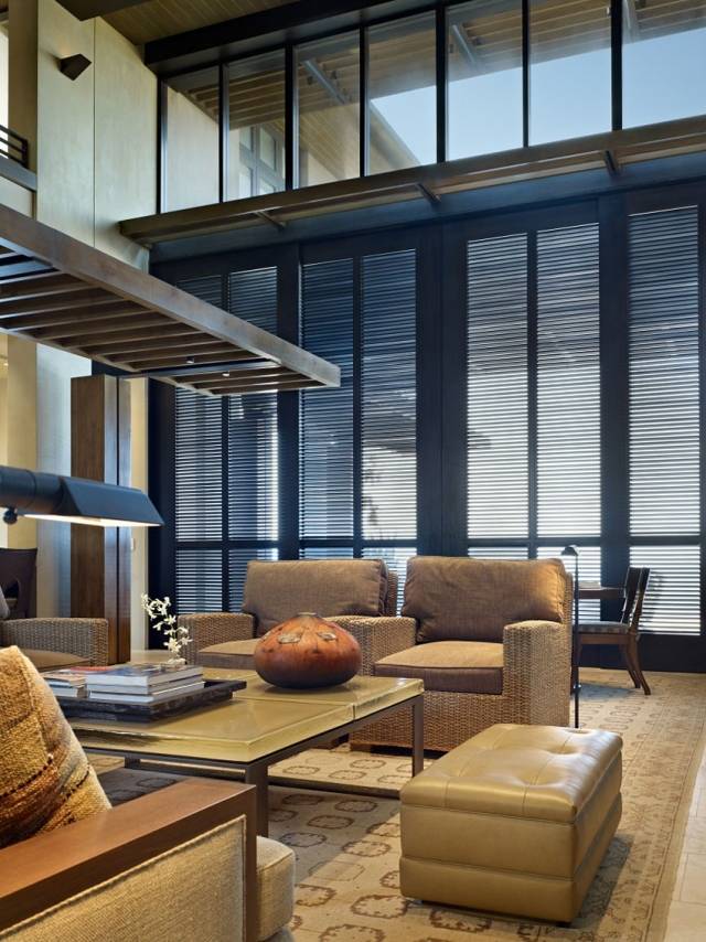 luxusvilla einrichtung wohnzimmer braun beige möbel jalousien