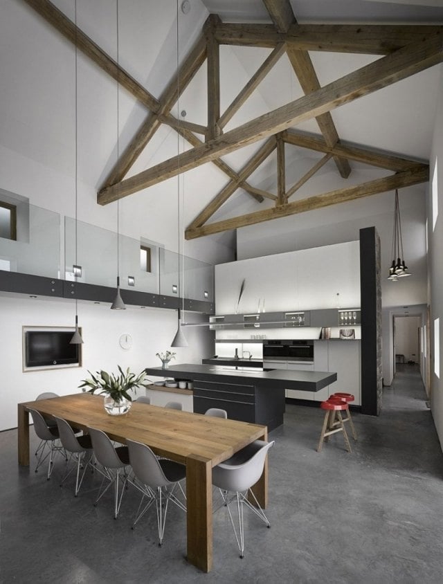 moderne küche hohe decke sichtbare dachsparren beton bodenbelag