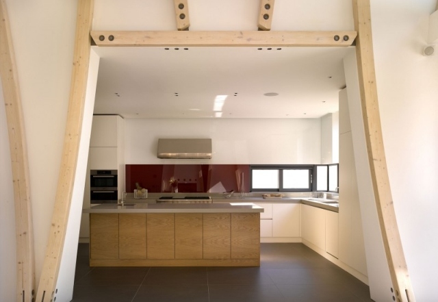 individuelle küchenlösungen küchenrückwand-kunststoff paneele-rot-glanz-holzinsel