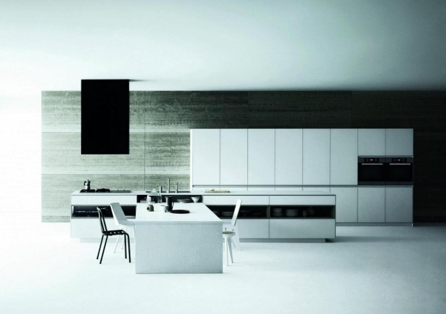 moderne matt-weiße küche schwarze-elemente-kochinsel-essbereich