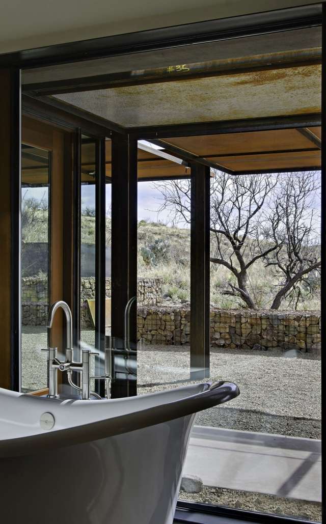 modernes badezimmer badewanne blick draußen harmonie natur
