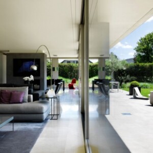 moderne-residenz-lounge-wohnzimmer-outdoor-bereich-komfort-stilvoll-ausstattung