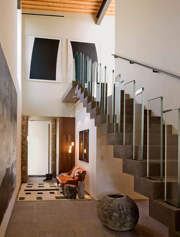 moderne-treppe-stein-stufen-gelaender-rechteckige-glasplatten
