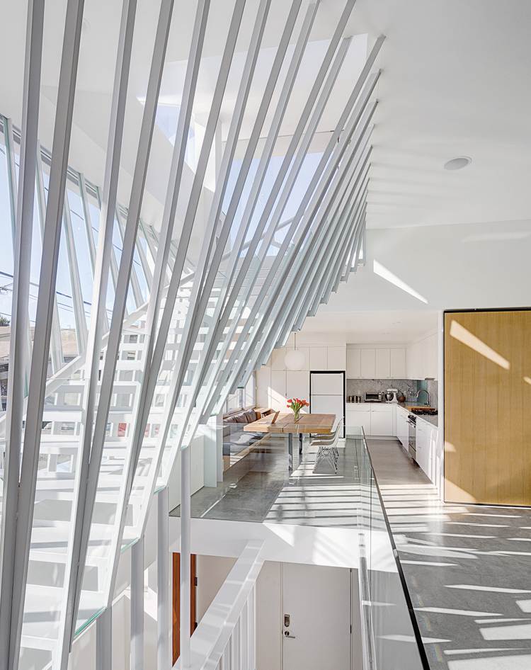 moderne-treppen-ideen-architektenhausern-weiss-glas-verglasung