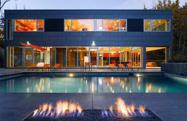 moderne villa pool nachtbeleuchtung gas feuerstelle