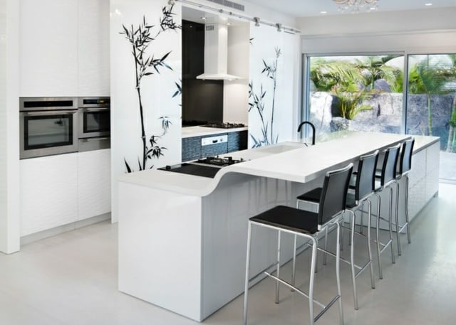 moderne weiße Küche Arbeitsplatte Essplatz Kunststoff hohe Barstühle