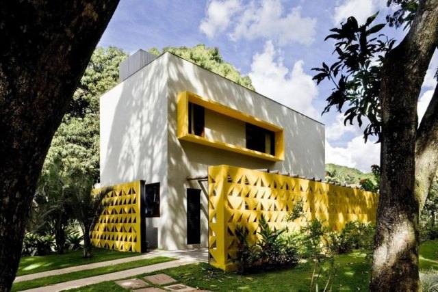 Betonhaus-Flachdach Gelb-Cobogos Zaun Mauerwerk gelb