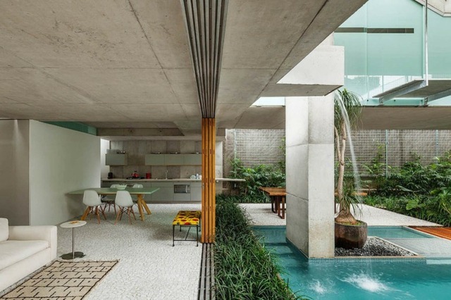 modernes Haus Brasilien Pool Wasserspiele im Garten Wohnzimmer Küche weiße Theke