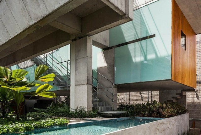 modernes Wochenendhaus Pool grüne exotische Pflanzen Innenhof