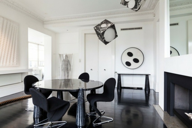 modernes Wohnzimmer einrichten runder Kaffeetisch Wand Gestaltung Stühle