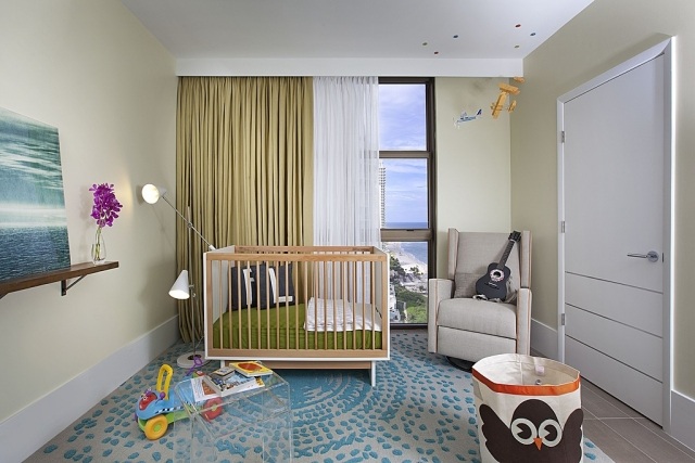 modernes babyzimmer teppich blau grau holz babybett