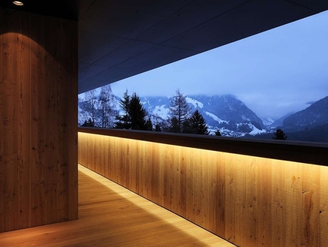 modernes ferienhaus schweizer alpen balkon geländer led leisten bergkulisse