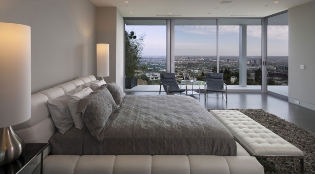 modernes schlafzimmer polsterbett grau grosse fenster blick stadt