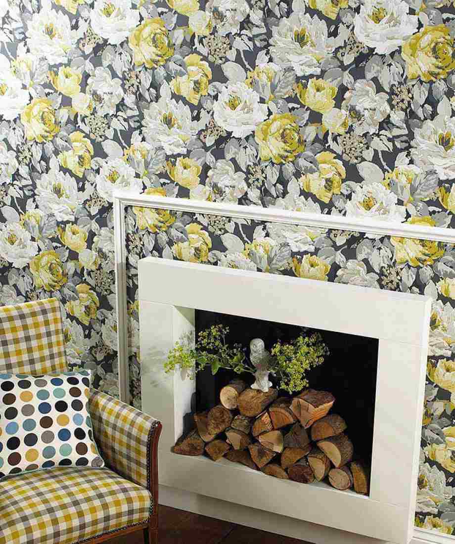 mustertapeten rosen wohnzimmer grau weiß gelb holzkamin dekorativ altira