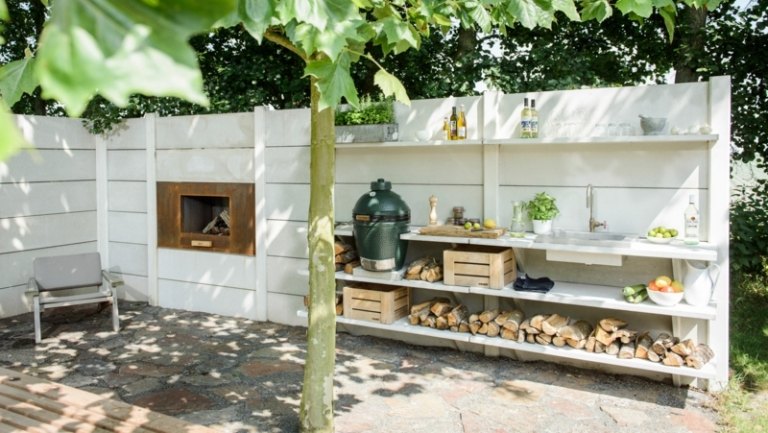 outdoor küche weiss holz kamin regal feuerholz