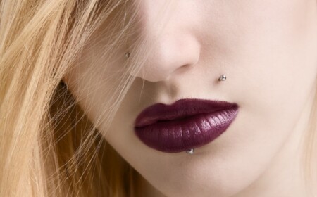 piercing-blond-augen-braue-obere-lippe